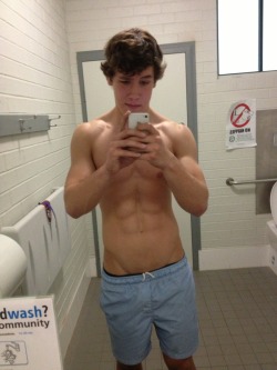 kiwiboyteen:  Follow me for more hotties! ;) kiwiboyteen.tumblr.com