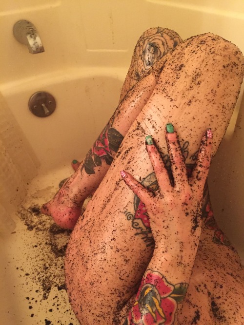 abchannahxyz:  Olive oil & coffee ground scrubs do the body good. My skin feels like butter 💖 