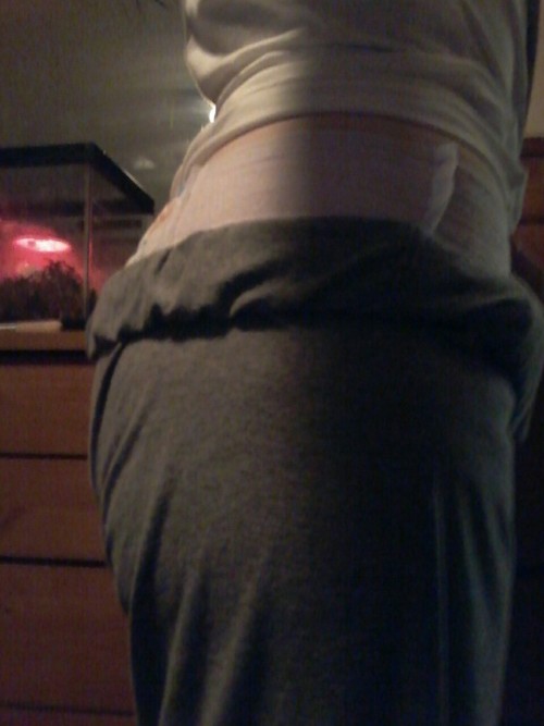 XXX babygirlnikki:  Bummy in my sweatpants! Daddy photo