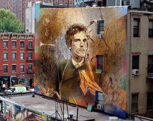 molvillopagico:  losviejostransan:  Mural del Flaco en New York   no sé que tan piola me parece que el flaco esté en un mural de nueva york siendo totalmente capitalizado cuándo él era lo contrario.  