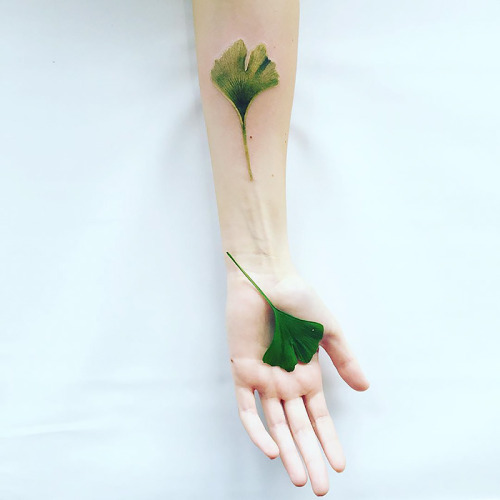 coffeeaddictkitty:rune-midgarts:culturenlifestyle:Dainty & Ethereal Floral Tattoos by Pis SaroCr