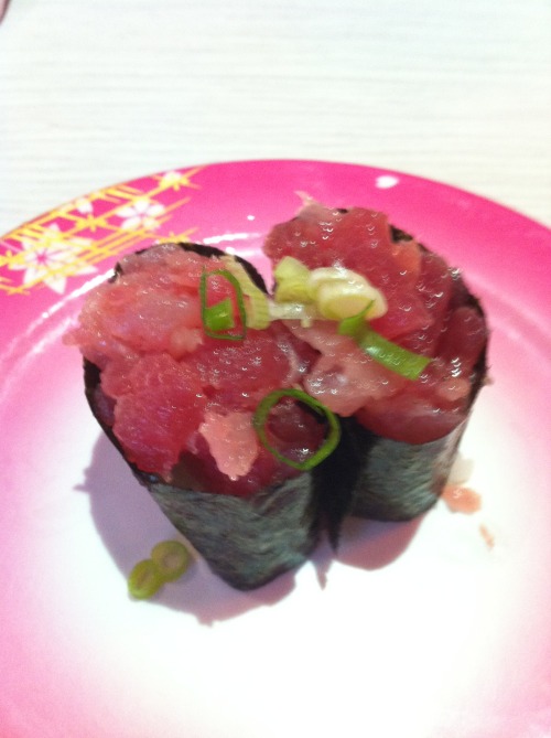 kyubox:  Today I found a place that served negitoro. As you can see, this is a dish where the pink tuna belly is served with a bit of green spring onion. Completely apropos to nothing, I would like to point out that the spring onion is on top. The spring