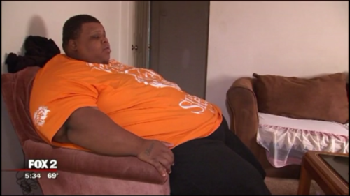 we-love-superchubs:  29 year old 680lbs  Wider than a love seat is great… Wider than the couch is better. He’s still got some work to do.