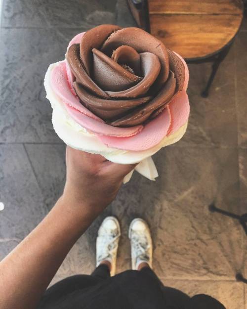 mymodernmet:  Delightful Rose-Shaped Scoops of Gelato Are Popping Up All Over Instagram