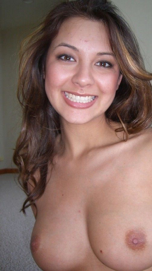 randomnakedwomen:  She looks like a girl I know.  Is this chick famous? 