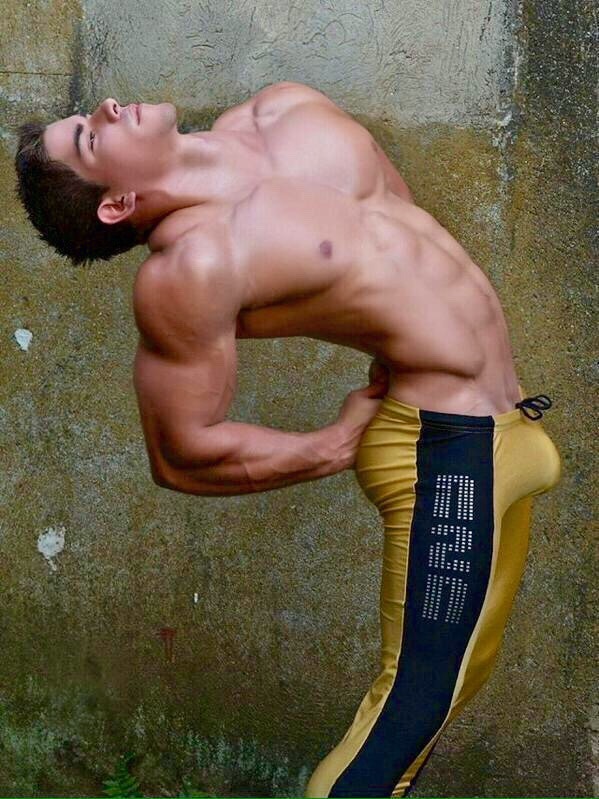 slaveboy123321:  waistbandguy:  gaborabeeba:Whoa!   (A random Internet photo) waistbandguy.tumblr.com