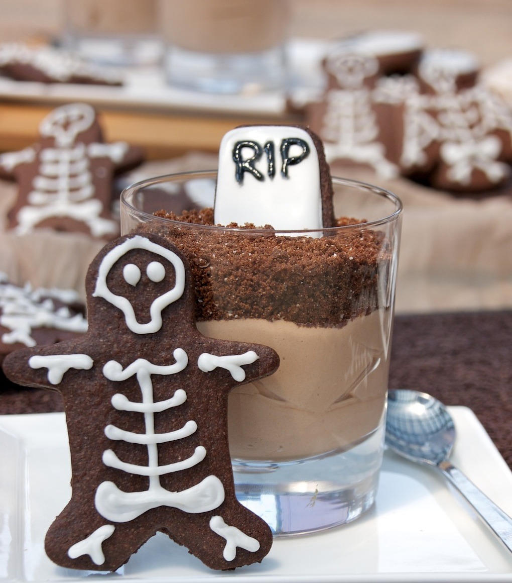 do-not-touch-my-food:  Halloween Graveyards