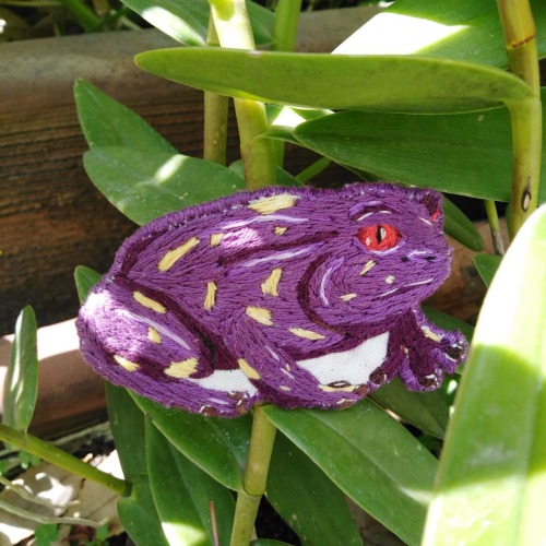 lil purple frog - hand embroidered Etsy: @beebordandoInstagram: @beebordando don’t remove