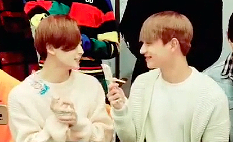 doogii-pd: cutest bfs gifting each other candy for white day