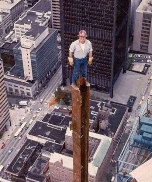 sixpenceee:A courageous iron worker during the construction of the Columbia Tower in Seattle, Washin