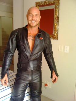 punkerskinhead:  shaved head and in leather……sexy