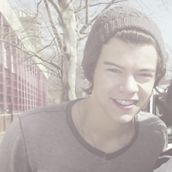 fuckyouharold-deactivated110213:  Ovary killer → Harry Styles in beanie 