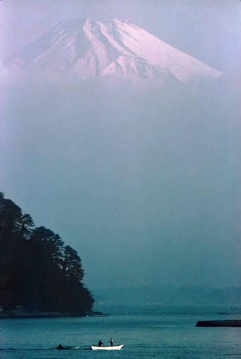 20aliens:JAPAN. Kyoto. 1961. Cherry blossom time along the river Kamo.JAPAN. Mount Fuji, Izu Peninsu