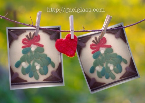 <p>Beautiful Mistletoe sun-catchers designed and made by Pierangelo Tosi. These are perfect gifts to hang very high in a room so as to get a kiss from one’s sweetheart! <br/>
<a href="Http://gaelglass.com">Http://gaelglass.com</a></p>