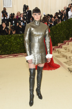 pettyqueer: houdinia:  shailene woodley at the met gala 2018  What is god’s name this looks like a really bad Oblivion cosplay    I think it’s more Star Trek original series Romulan than anything else.  