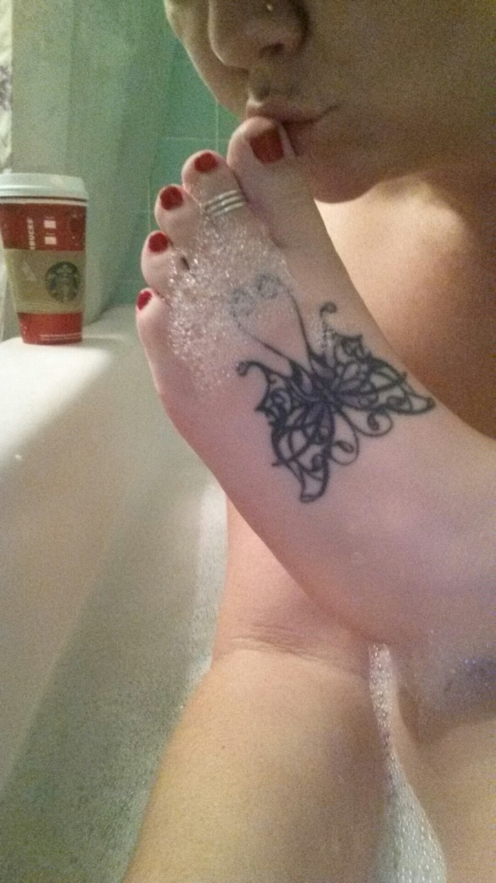 myfeet4you:  Nice warm bubbly bath and foot play for you sexy;) 😈👣💋😈👣💋