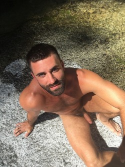 alanh-me:    27k+ follow all things gay, naturist and “eye catching”   