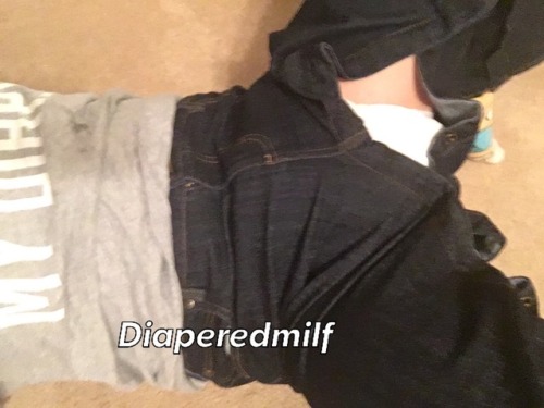 diaperedmilf:  Snap jeans=thick diapers=more diaper checks 😮