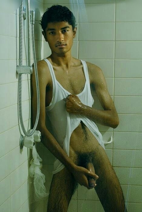 loadsofpleasure:hot Indian teen taking bath porn pictures