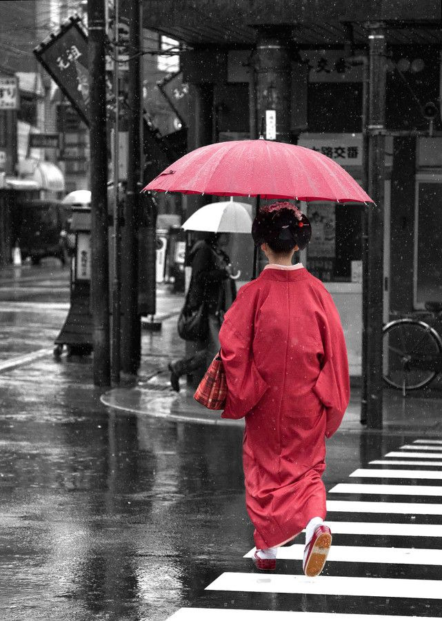 thekimonogallery:
“ Girl in Red Kimono runs across the street on a rainy day in the Gion district of Kyoto.
by George Barker ”