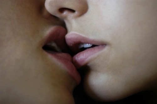 crazygirlskissing:  Closeup kiss