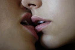 Crazygirlskissing:  Closeup Kiss