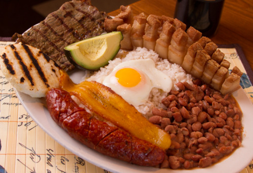 decolombiaconamor:BANDEJA PAISA:) que lindo es mi país 