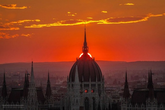 Radiant Photos of Sunrises and Sunsets Over Budapest’s Skyline