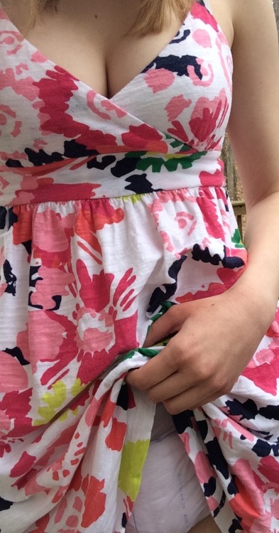 diaperbabe: diaperedprincess:  I love when it’s warm enough to wear a dress!  Nice choice of diaper