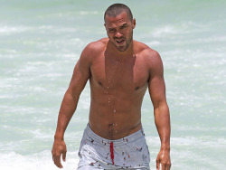 hunkyhollywood:  Jesse Williams at the beach.