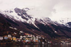 betomad:  colorful houses in Odda, Norway. photo by Benedicte Thomassen