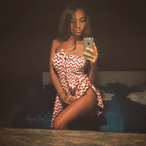 selfiestream:  http://bloggingdrunk.com/selfies