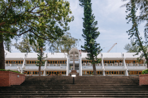 Four building units, grouped around a central courtyard to which they open in a triangular shape, in