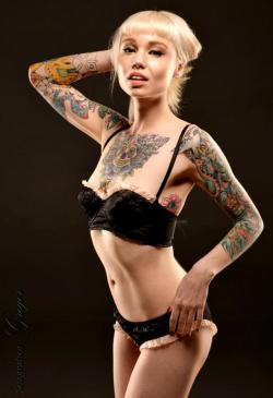 fuckyeahgirlswithtattoos:  Carrie Jo 