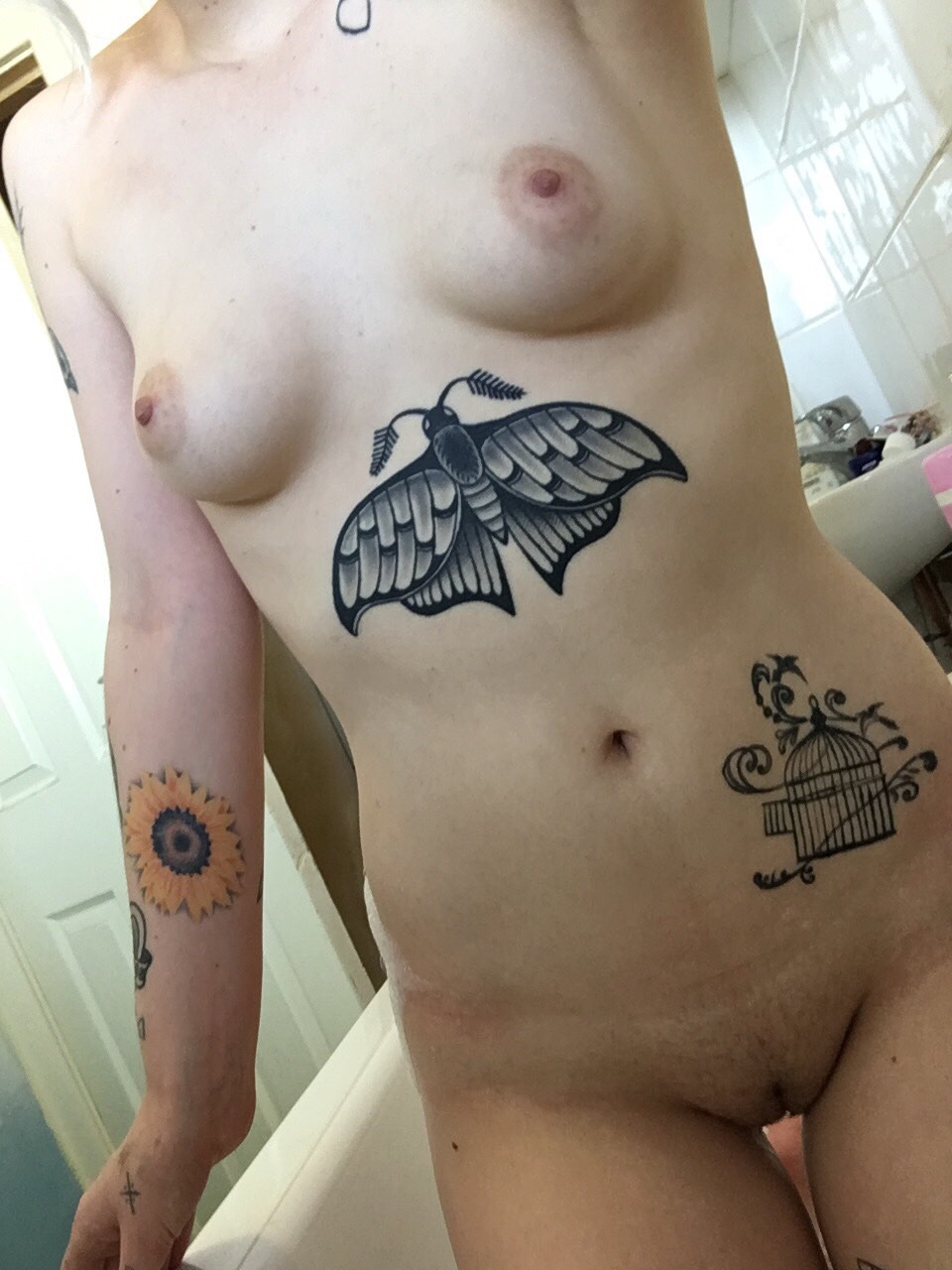 gettheblondewet:My boobs look like eyes. 