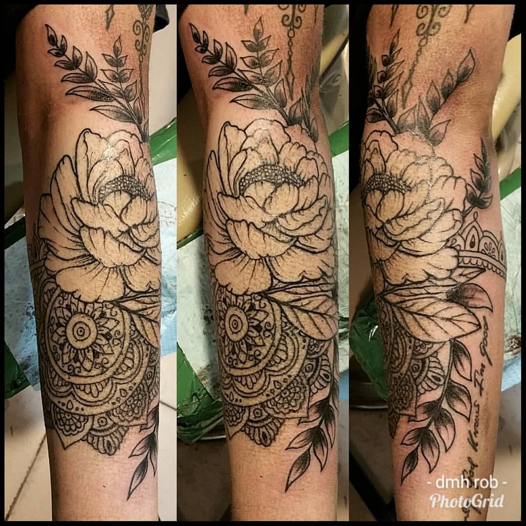 tanyanevinsimpleflowerblackandgrayetchingblackworkfloralflower lineworkpeony