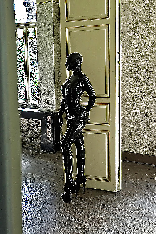 slavecafe:  Latex Girls From BDSM Tube
