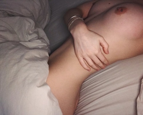 navyhoney:  *F’s BED*