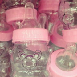 pinkmaryjane:  baby bottles with shapes of bears &lt;3 