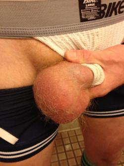 brcrazyforginger:  Hot balls  Nut sack heaven!!