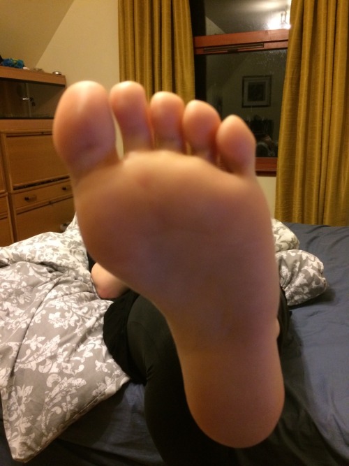 short-toes-are-best: ellessexyfeet: Oh em gee!!!! Smooth beauties