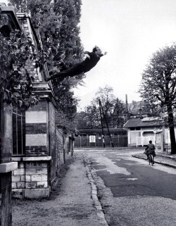 Yves Klein - Obsession De La Lévitation Ou Le Saut Dans Le Vide, 1960.