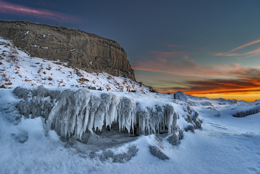 ereneda-a:
“Ice Cave by MarshallLipp
THE FIRST THING Jacen noticed before they ventured out into the night side of Ryloth was the searing cold. Though the mouth of the cave sheltered them somewhat from the frigid wind, there was no way to avoid it...