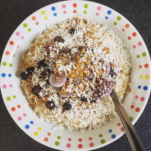 Breakfast: porridge with frozen berries, coconut, flax, sunflower, pumpkin and sesame seed. #vegan #