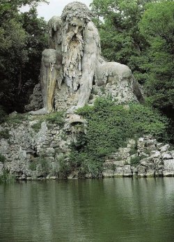 stunningpicture:  The Appennine Colossus, just north of Florence, Italy   Badass