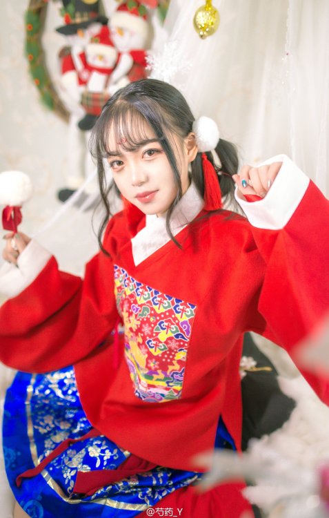 ziseviolet: Christmas-themed Hanfu collection from 她说-汉家衣裳, featuring a red reindeer-print top (Ao/袄