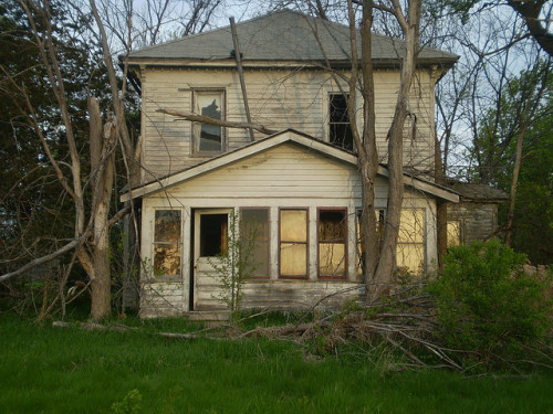 previouslylovedplaces:old house by Ruin Raider on Flickr.