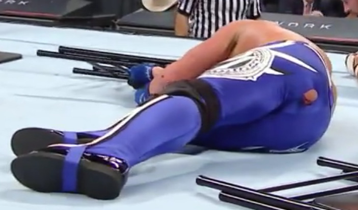 sisteradelaide:Y’all there is a Texas sized hole in AJ’s tights. 