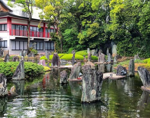 ⛳️1786. 松尾大社庭園 Matsunoo-taisha Shrine Garden, Kyoto ■蓬莱の庭 場所が少し変わって大鳥居近くにあるのが池泉回遊式庭園・蓬莱の庭。 鎌倉時代以降の武家