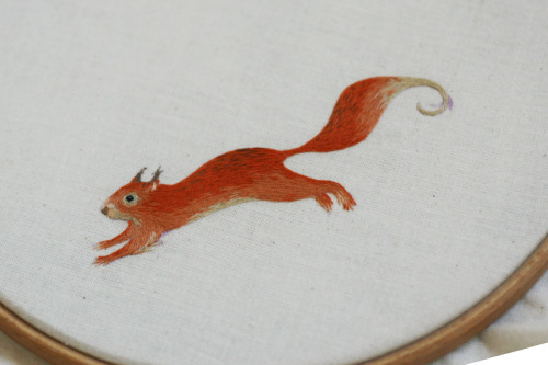 therhumboogie:  By Chloe Giordano, easily one of my favourite artists of the moment, stitching the most incredible, stunningly beautiful little woodland critters in perfect illustrative detail. I want to buy that little mouse with all my heart.